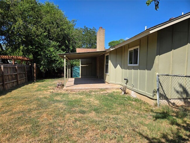 Building Photo - 6704 Clubway Ln