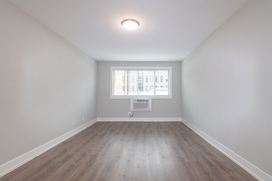 Building Photo - 527 W Surf St