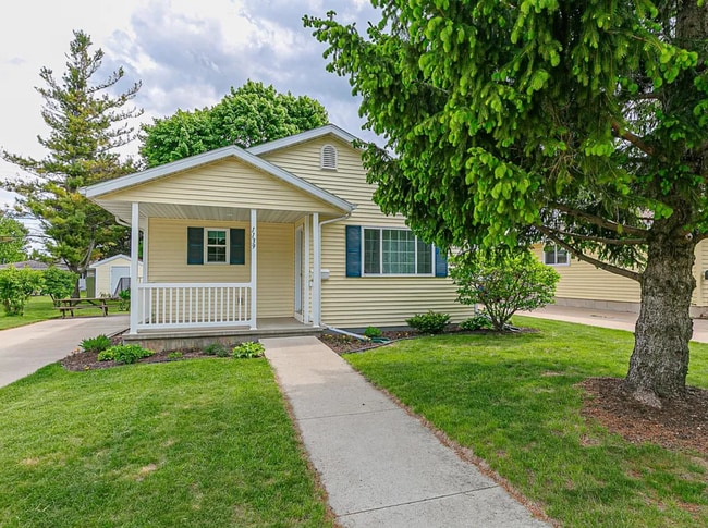 Primary Photo - 1139 W Hawes Ave