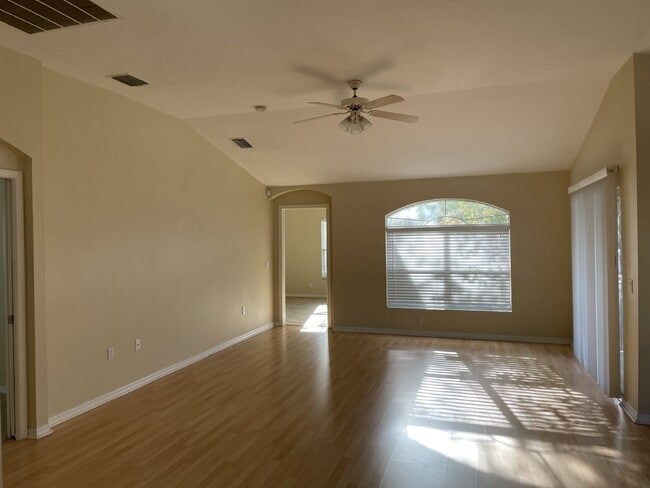 Building Photo - 3 Bedroom, 2 Bath Available Now in Beautif...