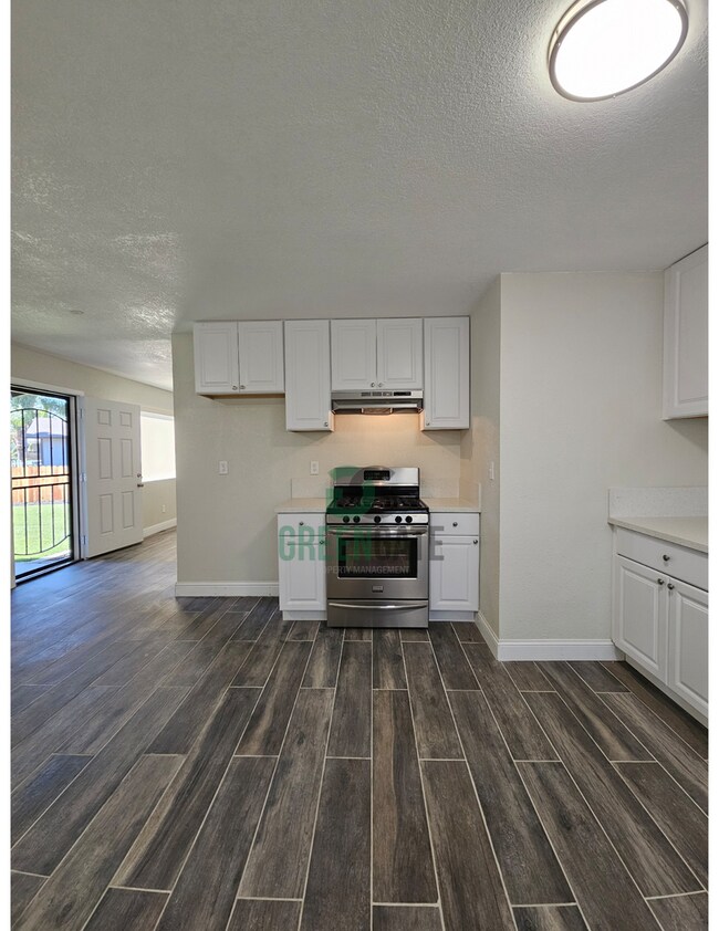 Building Photo - 901 Valente Way
