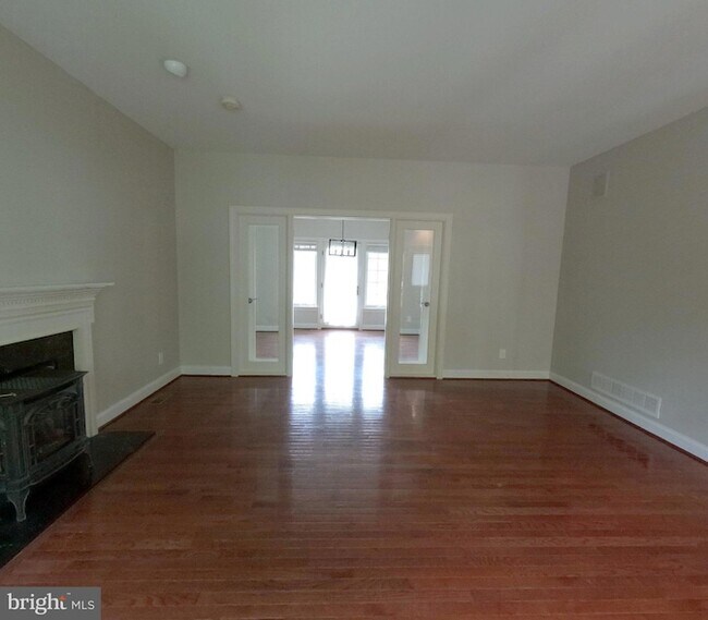 Building Photo - 957 Pinehurst Dr