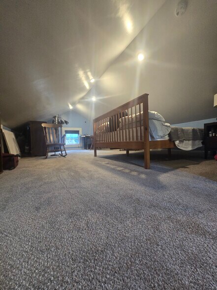 upstairs bedroompic 1 - 5408 Main St