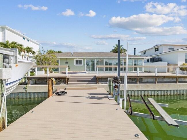 Building Photo - 441 Palm Island NE