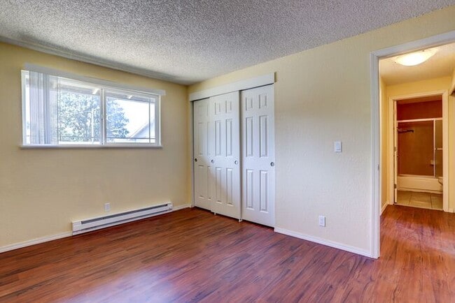 Building Photo - Remodeled Spacious 2 Bed 1 Bath In Quiet Community