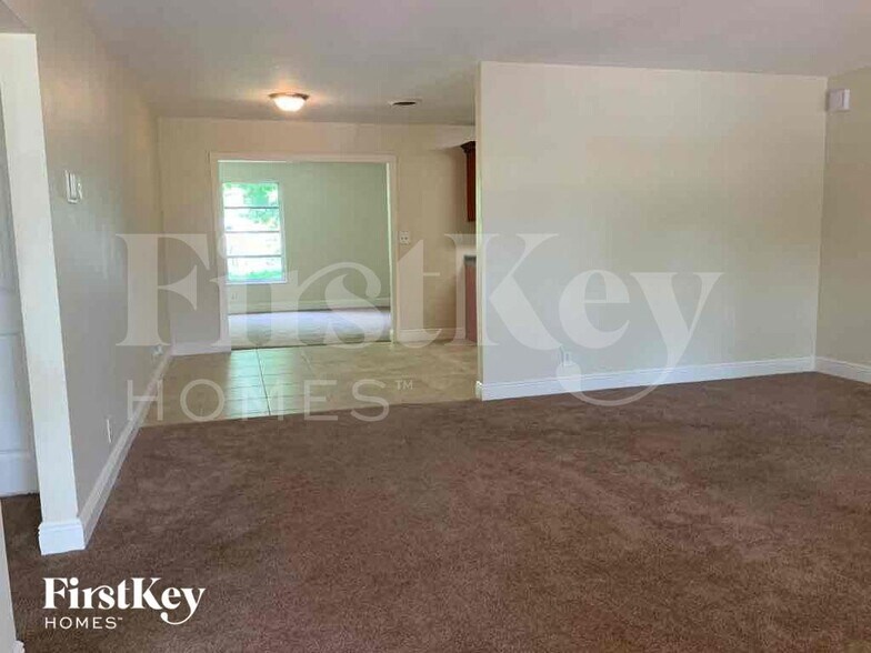 Building Photo - 727 S Pine St