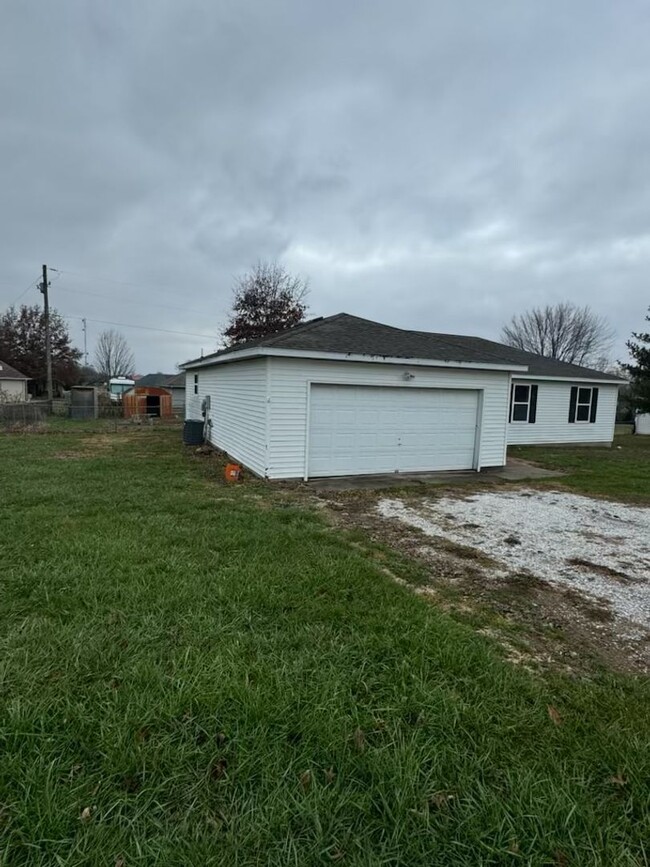 Building Photo - 3 bedroom/2 bathroom/2 car garage