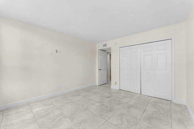 Building Photo - 4240 Oaks Terrace