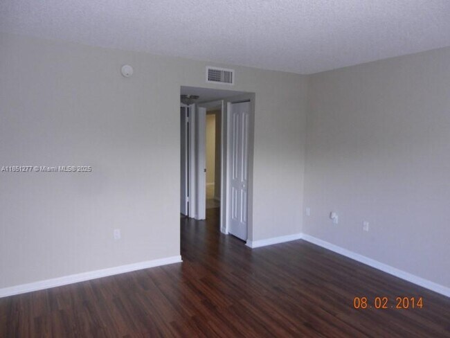 Building Photo - 721 N Pine Island Rd