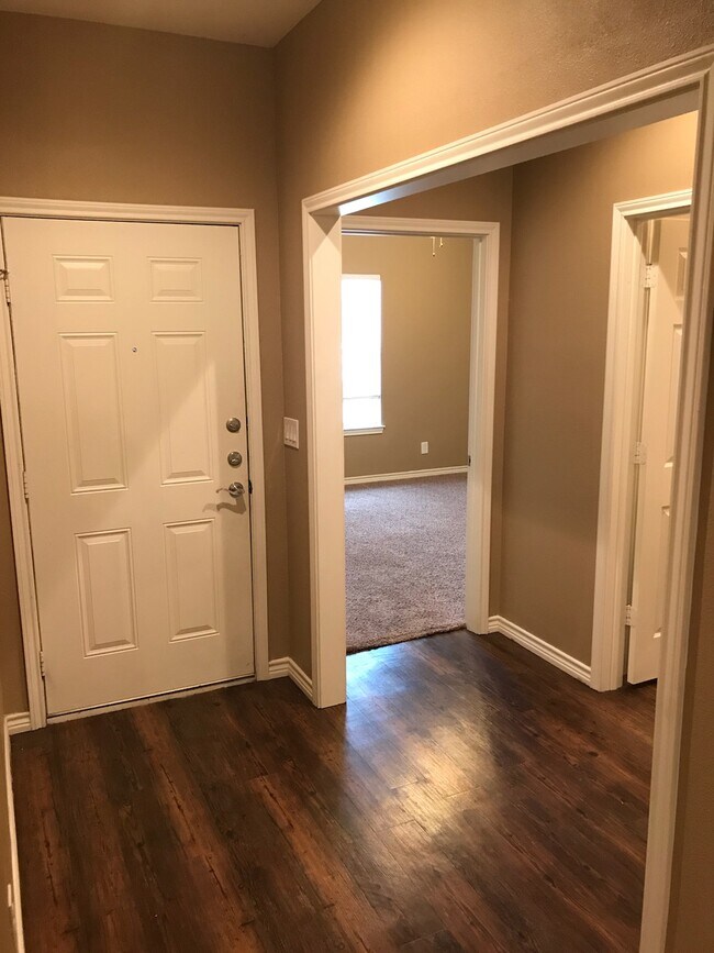 Building Photo - 4245 Castlegate Dr