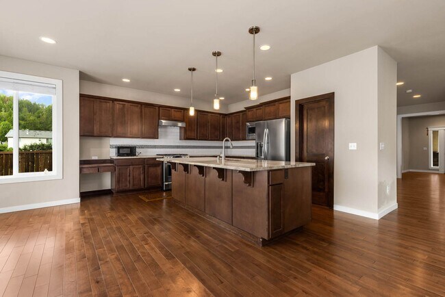Building Photo - Spacious 5-Bedroom Home with Loft in Beautiful Carnation