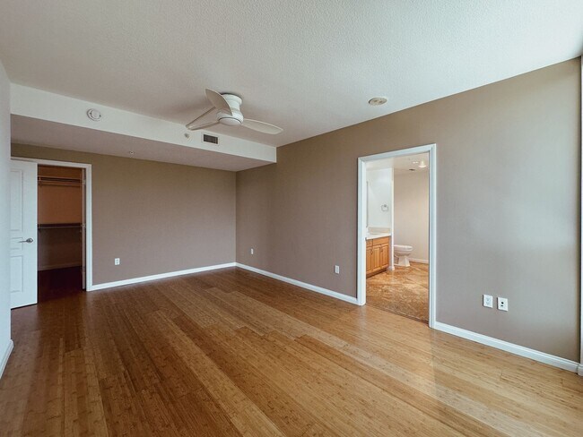 Building Photo - Modern 2 Bed, 2 Bath Condo in the Heart of...