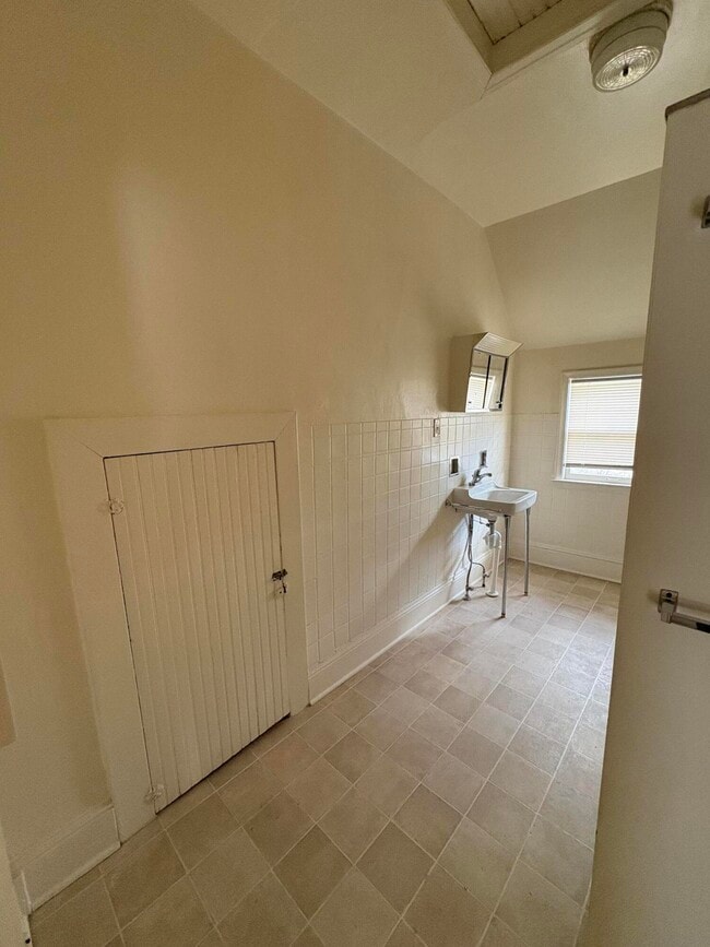 Building Photo - 205 Oak St