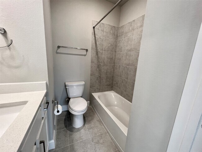 Building Photo - 547 Kingston Ln