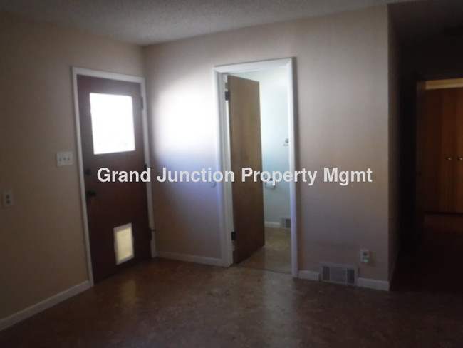Building Photo - DESIRABLE PALISADE HOME, WALKING DISTANCE ...