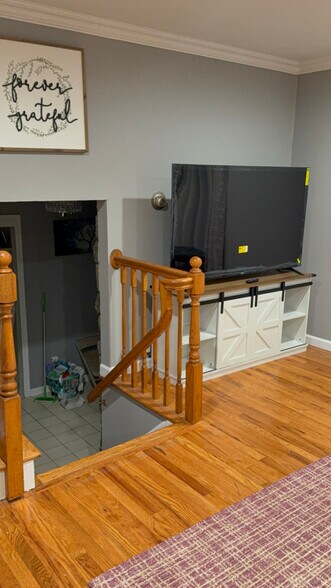 Building Photo - 7.. Waksman Pl