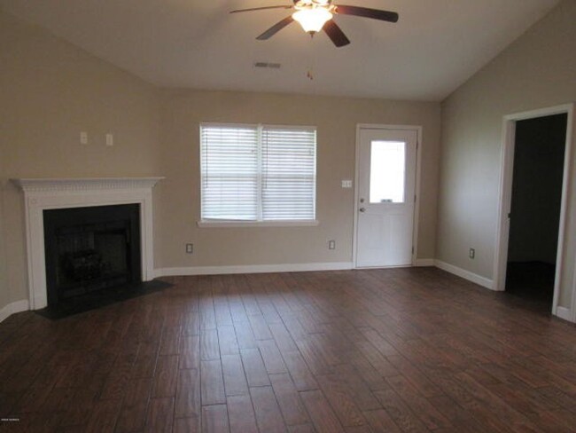 Building Photo - Gorgeous 3 Bedroom Home in Bradford Estates!!