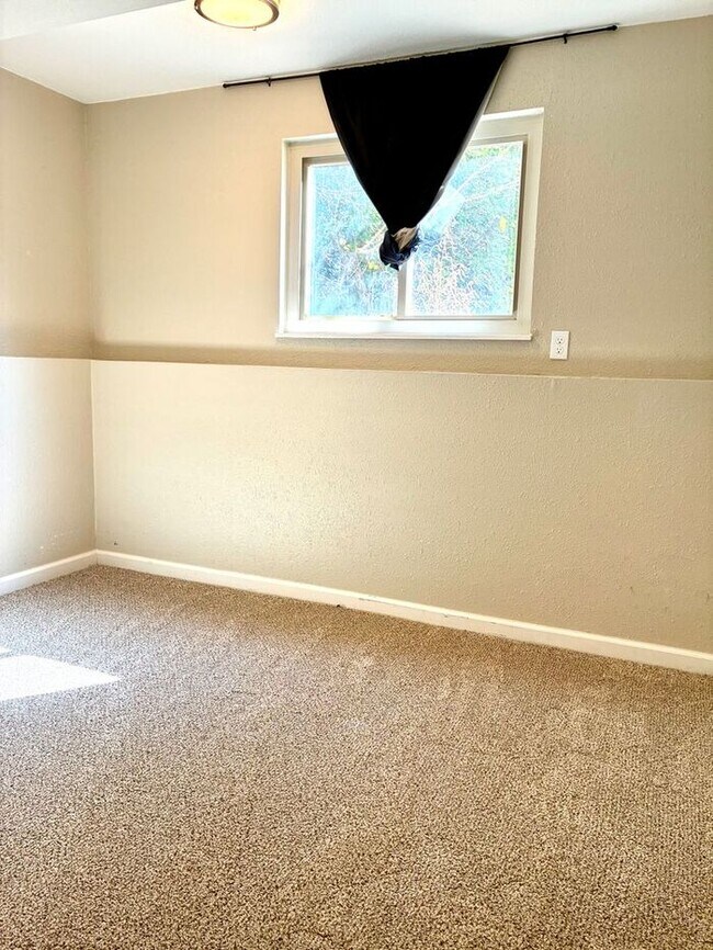 Building Photo - 3 Bedroom Home with Large Yard