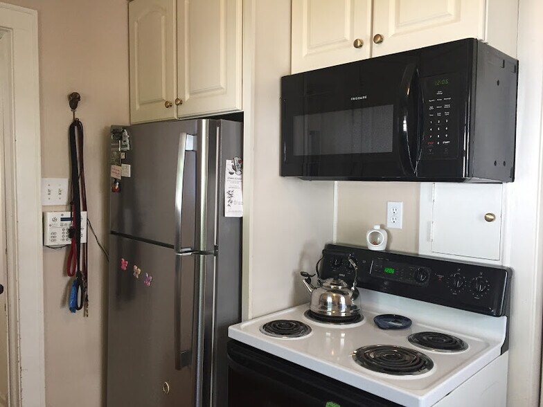Kitchen - 1347 W Highland Pkwy