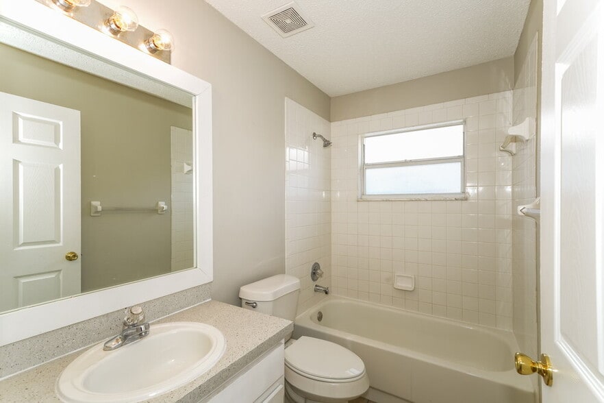 Building Photo - 4313 Longshore Dr