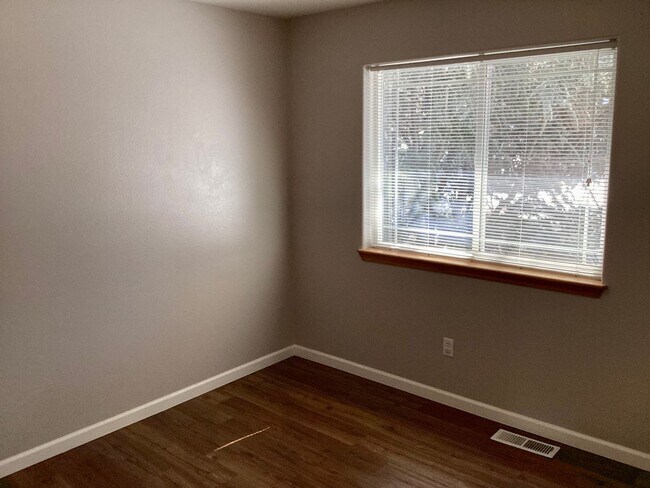 Building Photo - 3 Bed 2.5 Bath Town Home in Running Y - Ac...