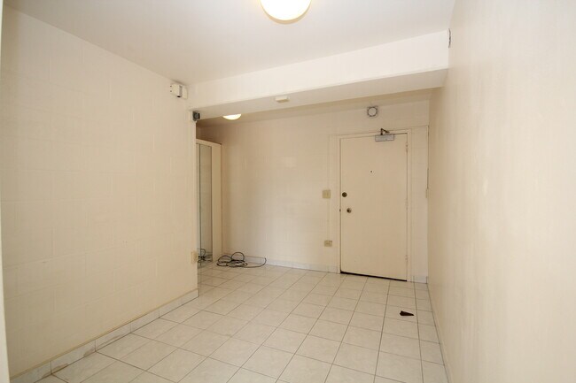 Building Photo - 1 bedroom, 1 bath, 1 Parking. End Unit! Am...
