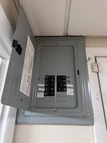 Building Photo - 215 Chelmsford St