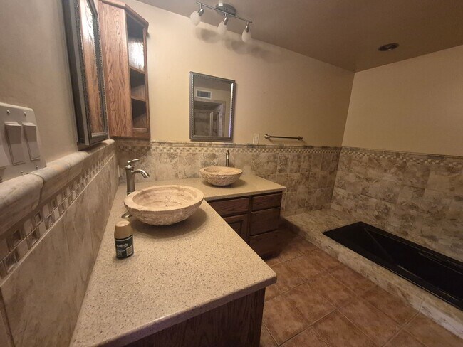 Building Photo - Spacious 4 bedroom 2 bath