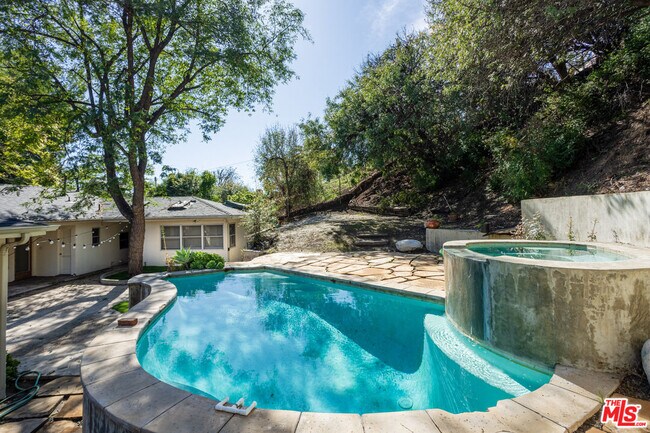 Building Photo - 19439 Oxnard St