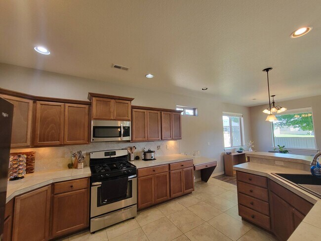 Building Photo - 2460 Bramasole Dr Way