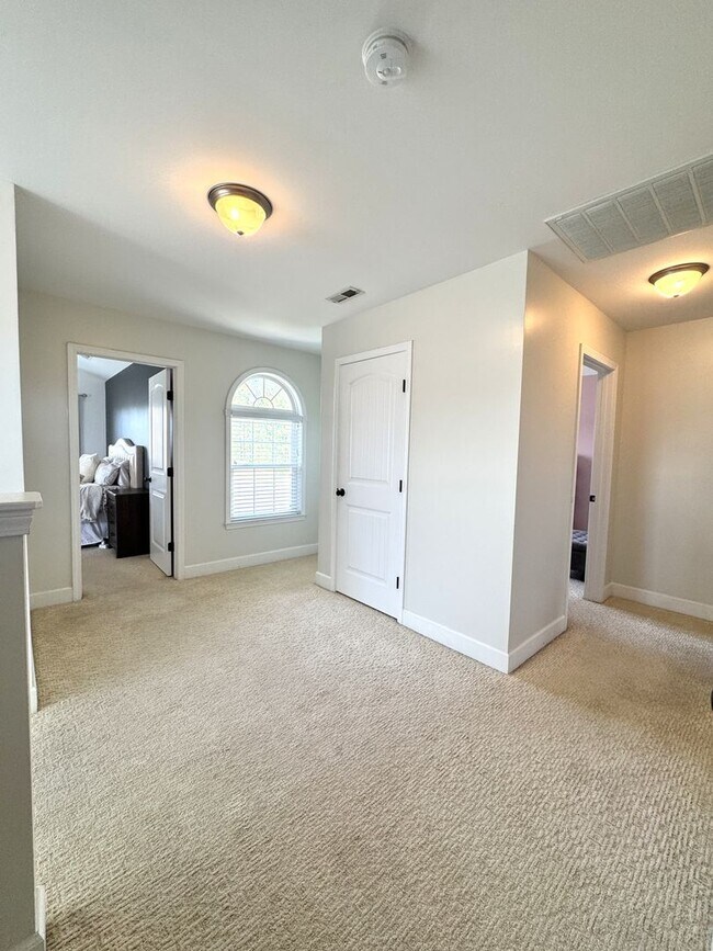 Building Photo - Minutes to the Beach! Conveniently located between Jacksonville & Wilmington