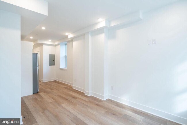 Building Photo - 1513 W Girard Ave