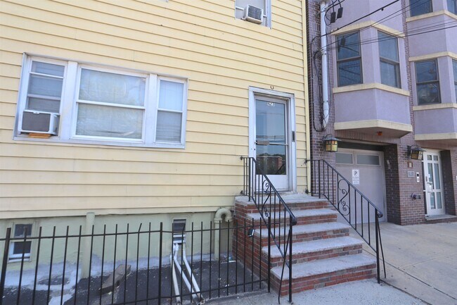 Building Photo - 423 Jackson St