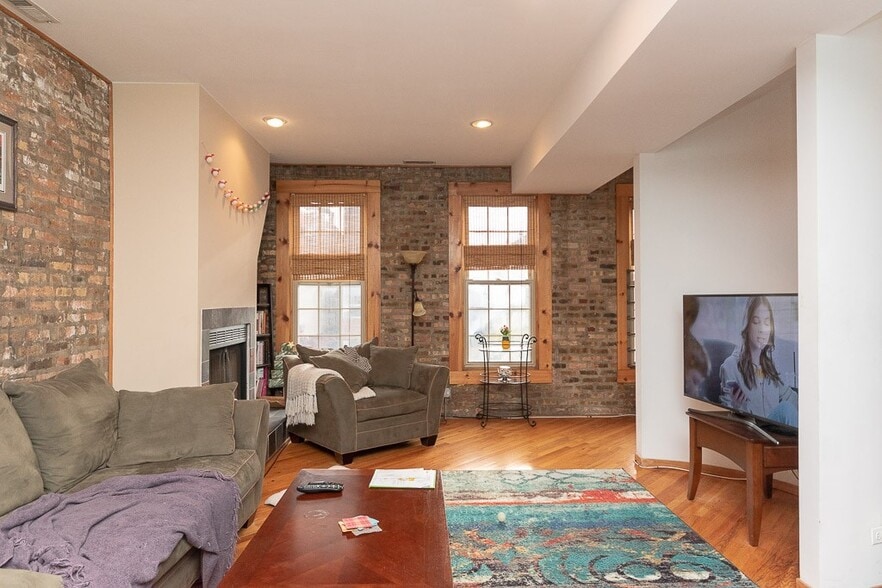 Building Photo - 1307 N Greenview Ave