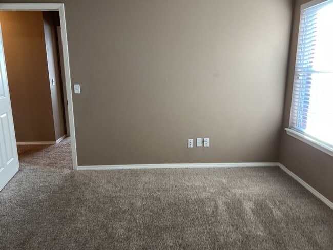 Building Photo - Welcome to this stunning 3-bedroom, 2-bathroom home located in the desirable Broken Arrow, OK.