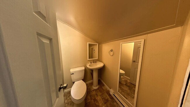 Building Photo - MOVE IN READY - 3 Bedroom 1 1/2 Bath Twin ...