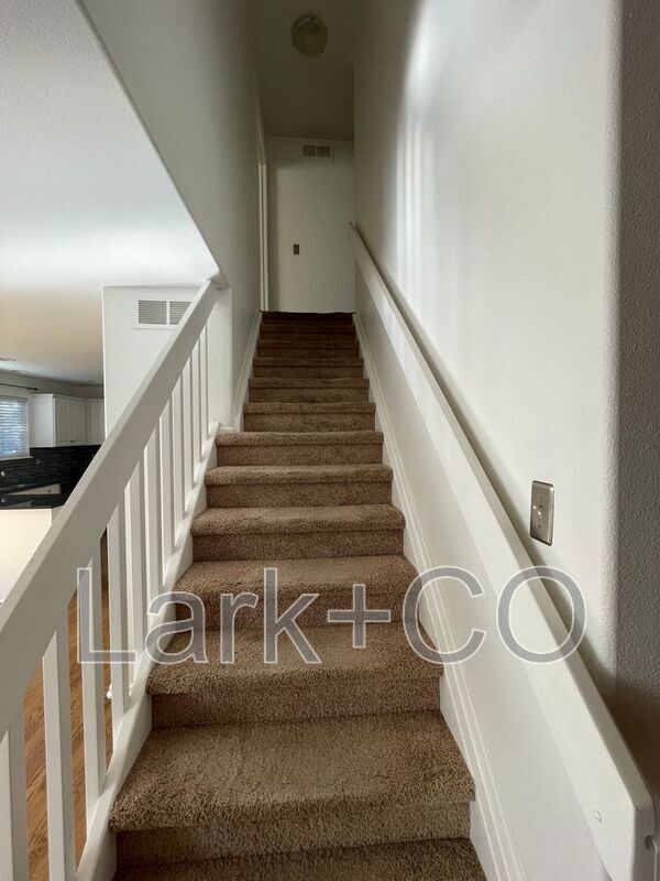 Building Photo - 9350 Cove Creek Dr