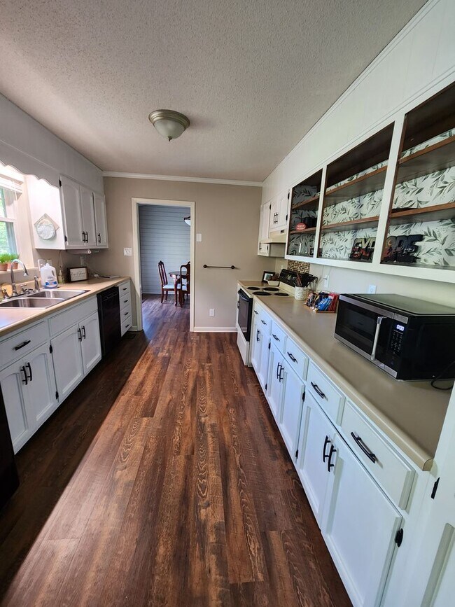 Building Photo - 3232 Fairoaks Dr