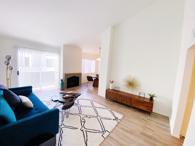 Living room, fireplace, balcony - Merlot