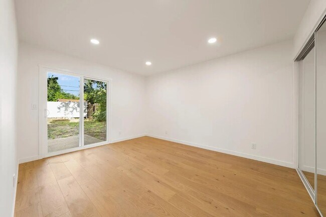 Building Photo - 5550 E Knoll Dr