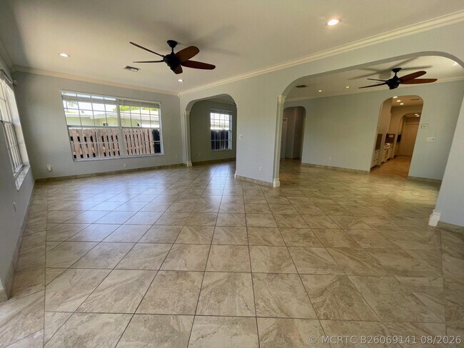 Building Photo - 929 NE 18th Ct