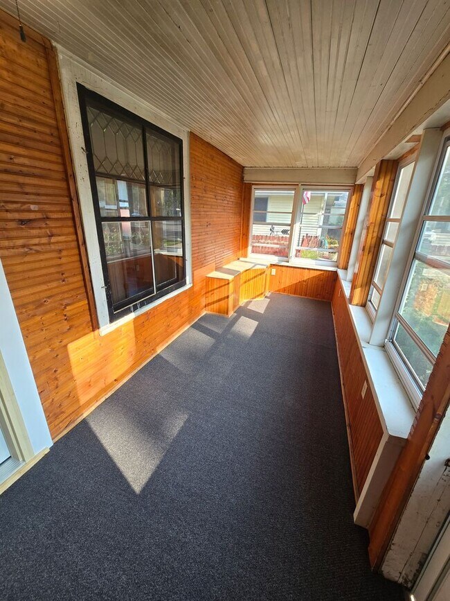 Building Photo - Beautiful 4 bed / 2 bath with garage and fenced yard on north side!