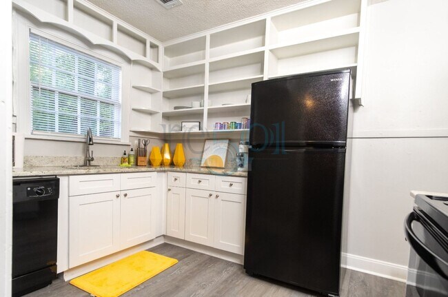 Building Photo - Wonderful Apartment in Hillcrest!