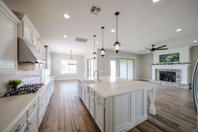 Building Photo - 1424 E Pedro Rd