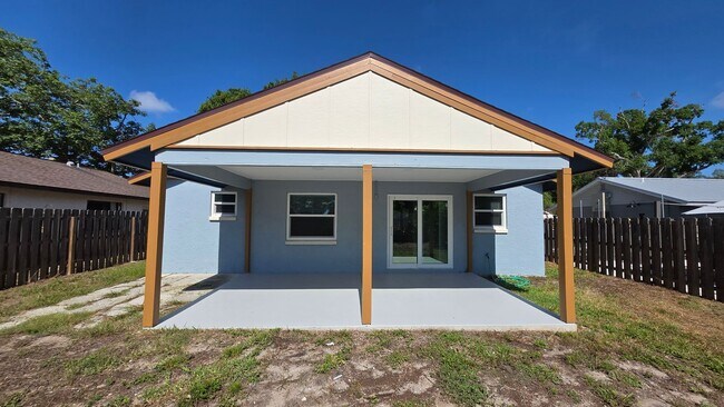 Building Photo - Charming 2BR/2BA + 1 car garage with Large Backyard in Sarasota