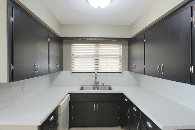 Building Photo - Spacious 2 Bedroom 1.5 Bath Rental on a Co...