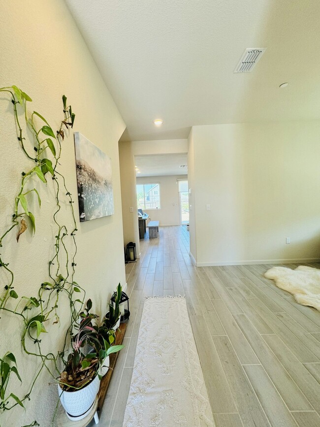 Building Photo - 4018 Kenwood Cir