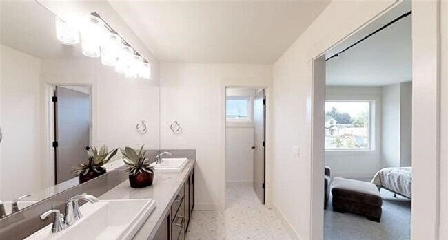 Building Photo - Exceptional 3 Bedroom / 2.5 Bath Modern Townhouse