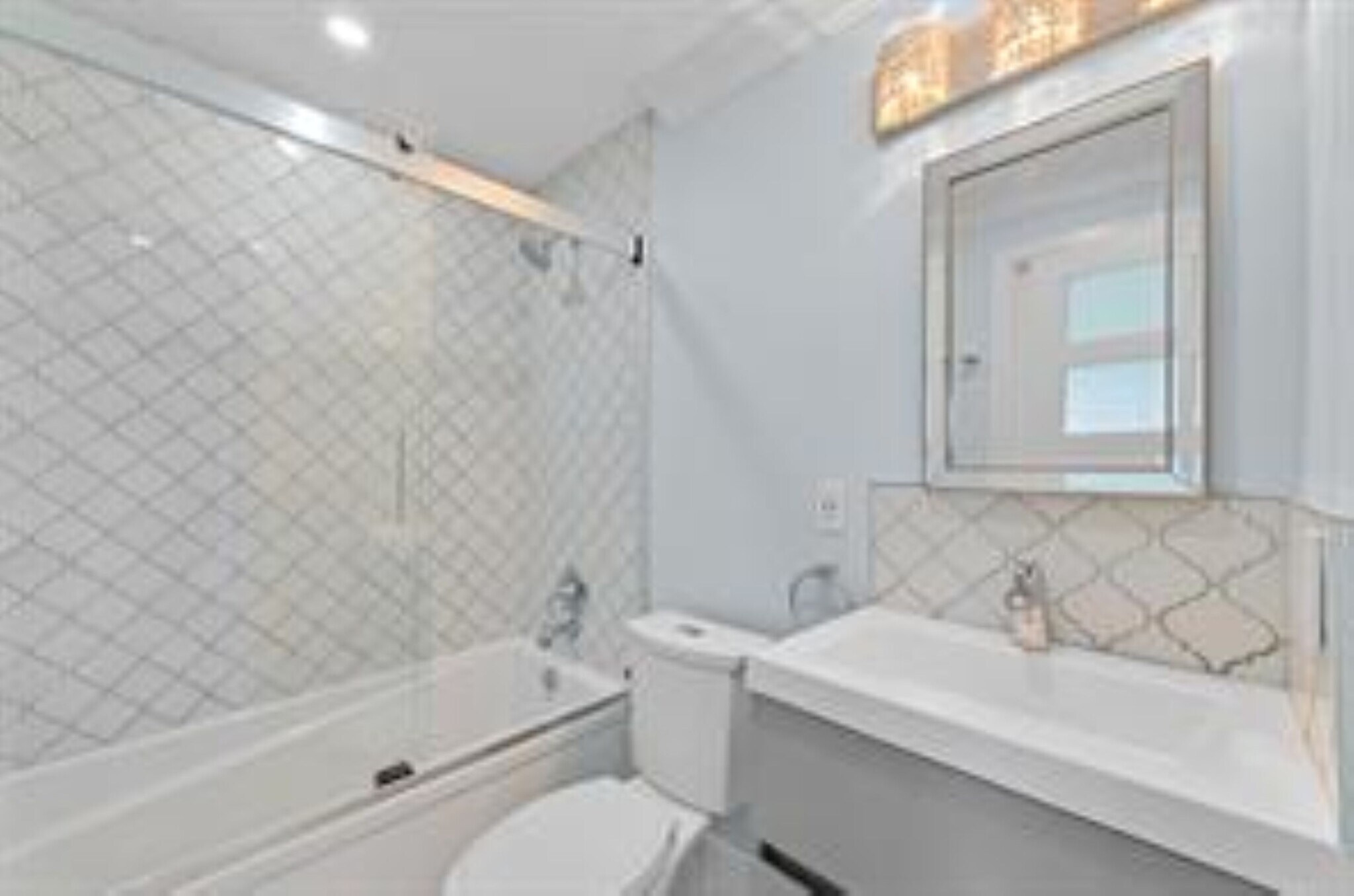 Building Photo - 3220 Bayview Dr