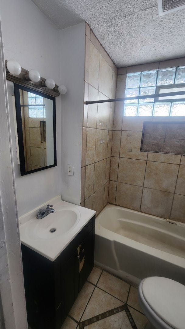 Building Photo - 2 Bed 1 Bath